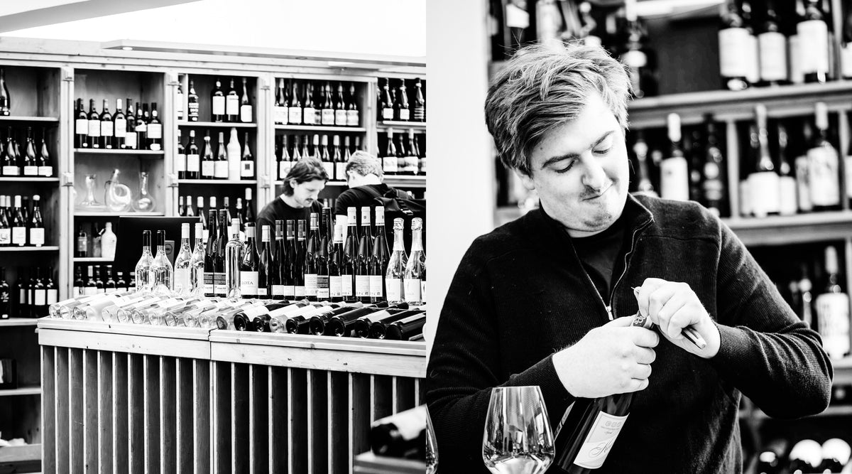 Arentz - sommelier opent fles wijn in de winkel