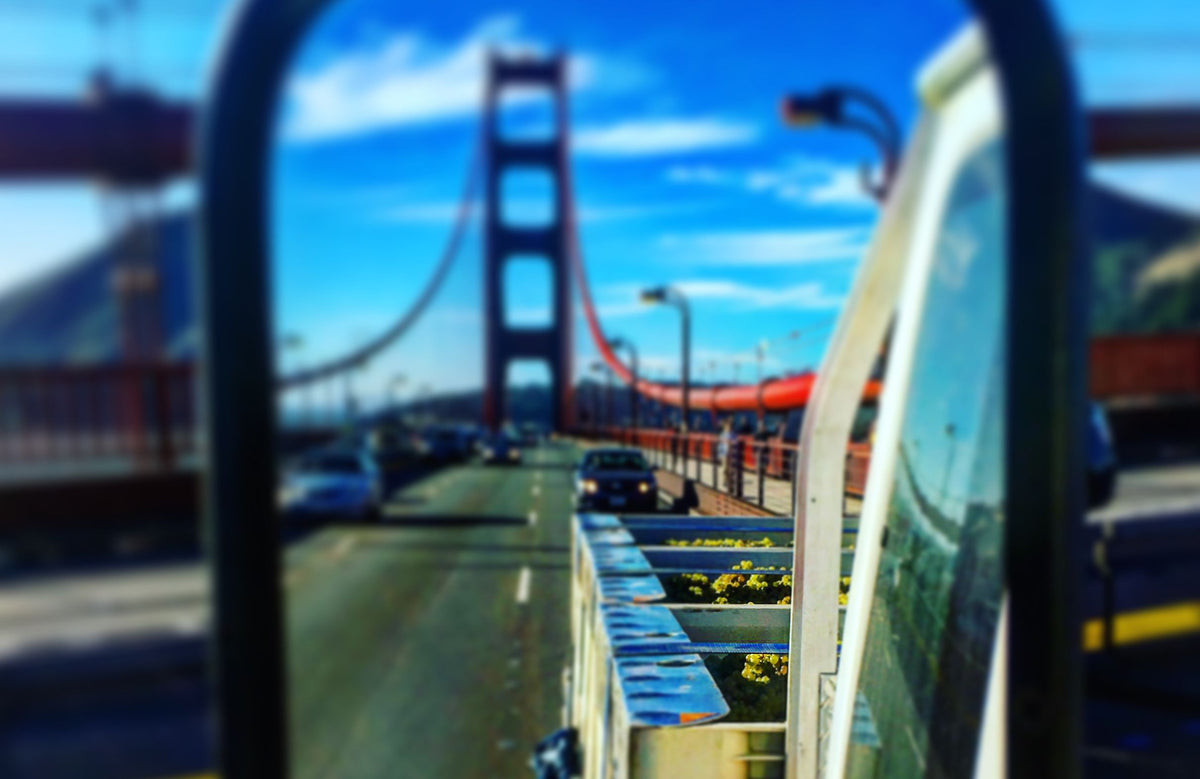 Pickup met vers geoogste druiven op Golden Gate Bridge
